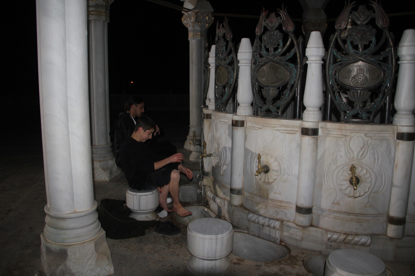 MİRAÇ KANDİLİ’NDE MÜSLÜMANLAR CAMİLERE AKIN ETTİ