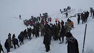 Van'da çığ altında kalanları arayan ekibin üstüne çığ düştü: 33 kişi hayatını kaybetti 