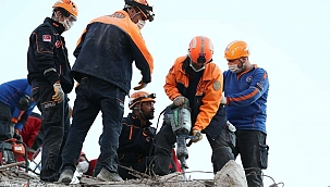 İzmir'deki depremde 25 can kaybı 831 yaralı var