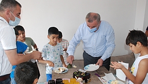 Başkan Şahin'den down sendromlu çocuğa doğum günü sürprizi