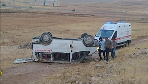 Midyat'ta araç şarampole yuvarlandı : 3 yaralı