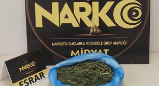 Aracıyla polisten kaçan uyuşturucu satıcısı yakayı ele verdi