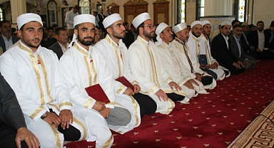 Midyat'ta ilmi tedrisatlarını tamamlayan talebeler için icazet programı düzenlendi 