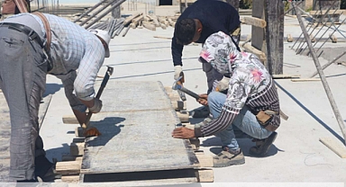 İnşaat işçileri, ekmek parasını güneşin kavurucu sıcağında çalışarak kazanıyor