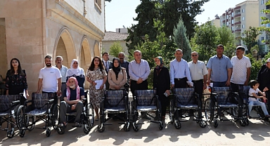 Midyat Belediyesince, engellilere tekerlekli sandalye dağıtımı 