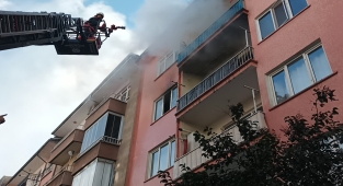 Çıkan yangında mahsur kalan bina sakinleri tahliye edildi