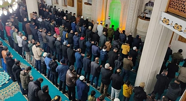 Müslümanlar yılın ilk sabah namazında camide buluştu