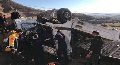 Şırnak Cizre arası karayolunda virajı alamayan kömür yüklü tır şarampole yuvarlandı: 1 ölü