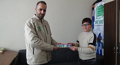 Akıllı saat için biriktirdiği parayı depremzedelere yollayan Muhammed'e akıllı saat hediye edildi