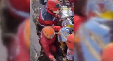 Antakya'da bir apartmanın enkazından 3 kişi depremin 228. saatinde sağ çıkarıldı