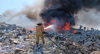 Depremde yıkılan fabrikanın enkazında yangın çıktı