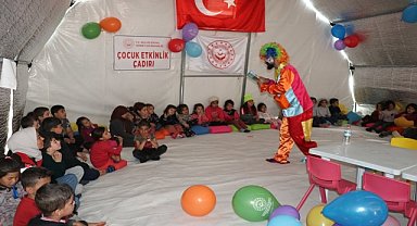 Depremin çocukları çadır kamplarda psikososyal destek ve oyunlarla hayat tutunuyor