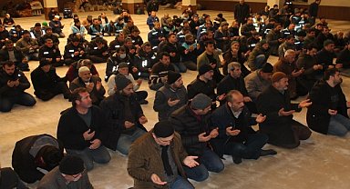 Depremin merkezi Kahramanmaraş'ta Mirac Gecesi idrak edildi