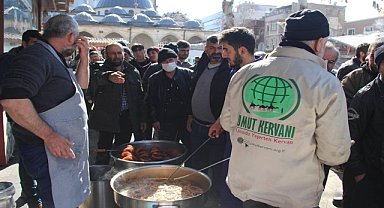 Dört kardeş yardım kuruluşundan depremzedelere tatlı ikramı