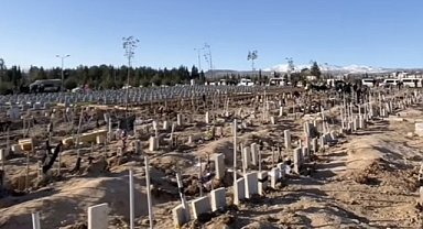 Enkaz altında doğum yapan kadın bebeği ile birlikte defnedildi