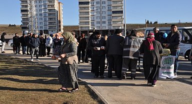 Gaziantep Umut Kervanı depremzedelere çorba dağıtımını sürdürüyor