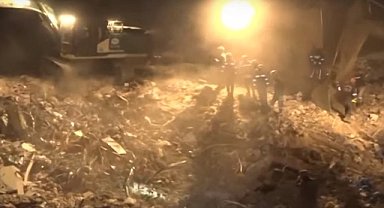 Kahramanmaraş'ta enkaz altındaki 3 kız kardeş için umutlu bekleyiş sürüyor