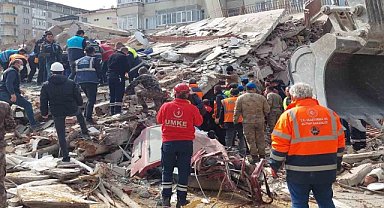 Malatya'da yıkılan binalarda arama kurtarma çalışması başladı: Enkaz altında kalanlar var