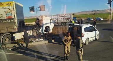 Mardin'de kaza yapan tır'ın kupası koptu sürücü hafif yaralandı