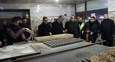 Midyat’ta gönüllü gençler depremzedeler için fırında ekmek pişiriyor