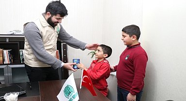 Minik çocuklar biriktirdikleri harçlıklarını depremzedelere bağışladı