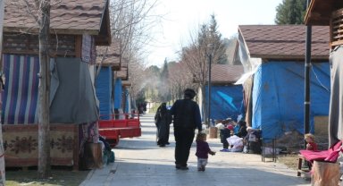 Parklarda kalan depremzedeler umutla evlerine dönmeyi bekliyor