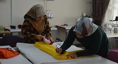 Siirt'te üretilen uyku tulumları ve oyuncaklar deprem bölgelerine gönderiliyor