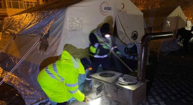 Umut Kervanı gönüllüleri donmakta olan depremzede aileye umut oldu