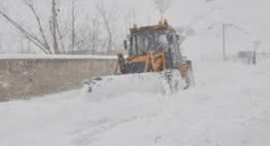 Yoğun kar nedeniyle yüzlerce yerleşim yerinin yolu ulaşıma kapandı