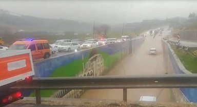 Aşırı yağışları taşıdığı kayalar yolları kapattı, uzun araç kuyrukları oluştu