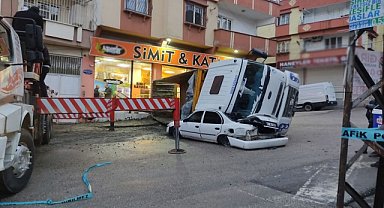 Gaziantep'te hafriyat kamyonu otomobilin üzerine devrildi