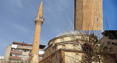 Hasar gören cami minaresi mahalleliyi korkutuyor