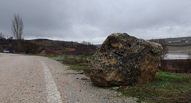 Malatya'da sağanak yağış nedeniyle yola düşen dev kayalar korkuttu