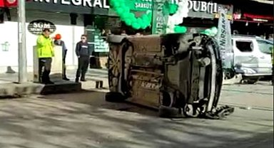 Takla atarak 2 araca çarpan araçtan yara almadan kurtuldular