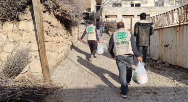 Umut Kervanından Midyat'taki depremzedelere Ramazan öncesi gıda yardımı