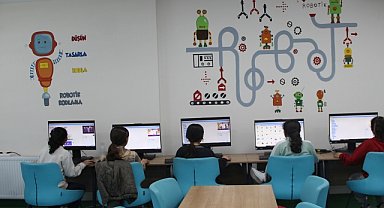 Cizreli çocuklar robotik kodlama ile kendi tasarladıkları oyunları oynuyorlar