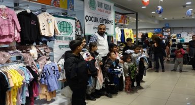 Umut Kervanı Ramazan Bayramı öncesi yüzlerce çocuğa giyim yardımında bulundu