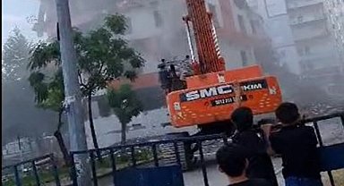 Diyarbakır'da kontrollü yıkımda 8 katlı bina çöktü