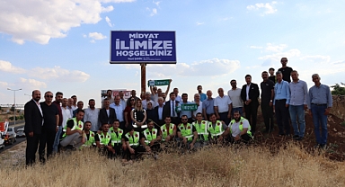 İl olmayı bekleyen Midyat’ta şehir girişlerine ‘İlimize Hoş Geldiniz' tabelaları konuldu 