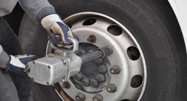 "Kış lastiğini çıkarıp yaz lastiği takmalı veya mevsimlik lastik kullanmalıyız"