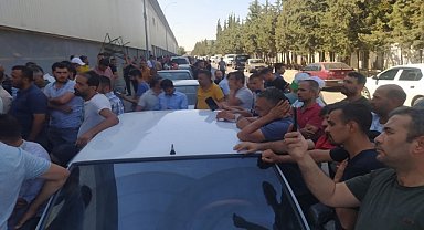 Gaziantep'te yapılan zammı yetersiz bulan işçiler oturma eylemi yapıyor