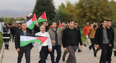 Üniversite öğrencileri, Aksa Tufanı'nı kutladı ve işgalci siyonistleri lanetledi