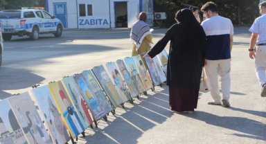 Baba-kız, Filistin'deki soykırıma şehirlerde kurdukları resim sergisiyle dikkat çekiyorlar