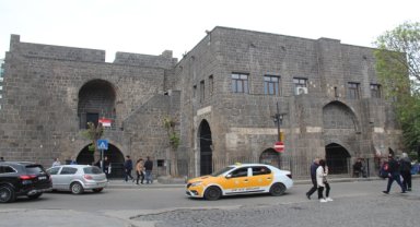 "Tarihi cami yapılarının ticaret amaçlı kullanılması kabul edilemez"