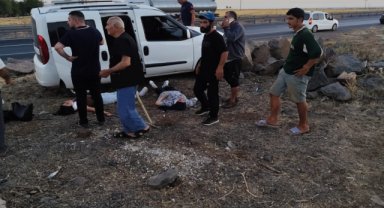 Mardin'de hafif ticari araç şarampole yuvarlandı: 4 yaralı
