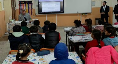 Belediye Başkanı Özhan'dan minik öğrencilere yerel yönetim dersi