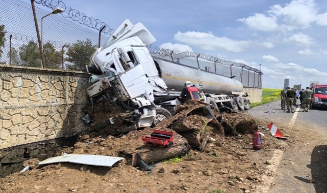Mardin'de petrol yüklü tanker duvara çarptı: 1 yaralı