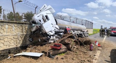 Mardin'de petrol yüklü tanker duvara çarptı: 1 yaralı
