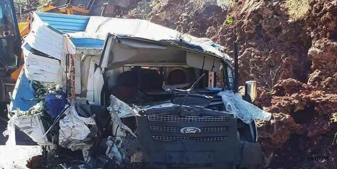 Kamyonet kayalıklara çarptı: Bir ölü