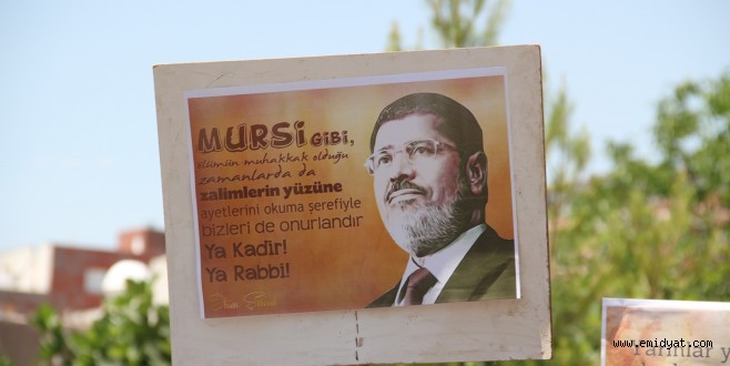 "Mursi küresel zalimleri tedirgin etmişti"